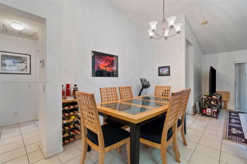 House in Weston, Florida 3 bedrooms, 122.26 sq.m. № 1938783 - photo 9