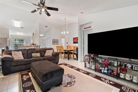 House in Weston, Florida 3 bedrooms, 122.26 sq.m. № 1938783 - photo 8