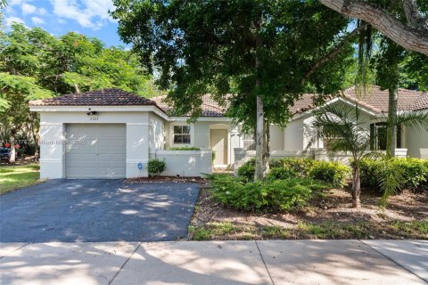 House in Weston, Florida 3 bedrooms, 122.26 sq.m. № 1938783 - photo 1