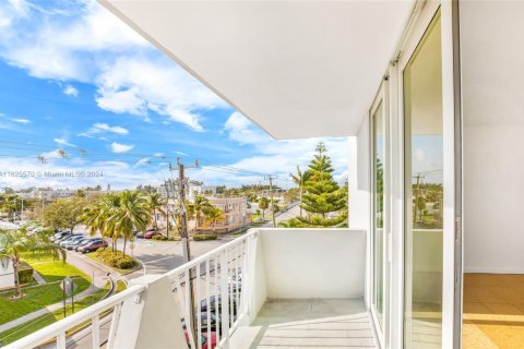 Condo in Miami Beach, Florida, 1 bedroom  № 1862824 - photo 1