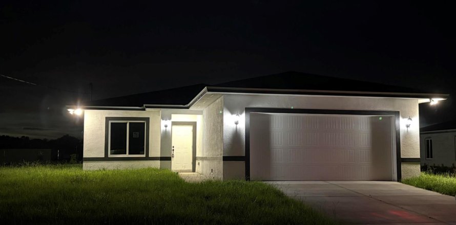 House in Lehigh Acres, Florida 4 bedrooms № 2380288
