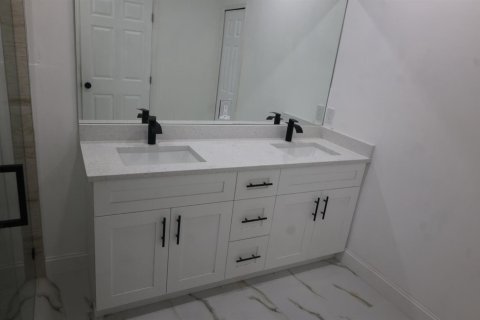House in Lehigh Acres, Florida 4 bedrooms № 2380288 - photo 14