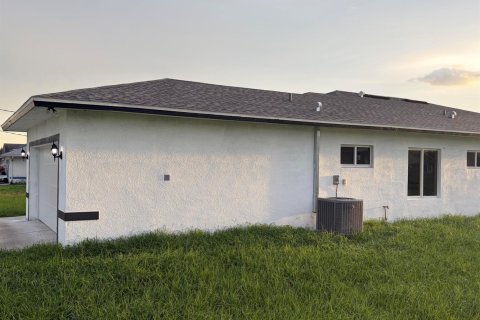 House in Lehigh Acres, Florida 4 bedrooms № 2380288 - photo 18