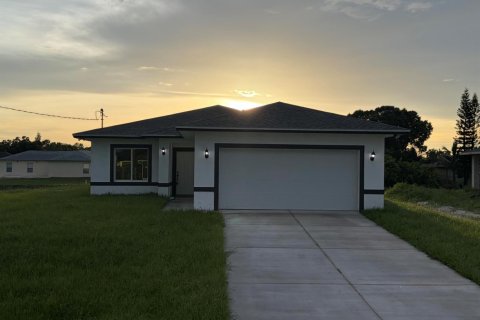 House in Lehigh Acres, Florida 4 bedrooms № 2380288 - photo 2