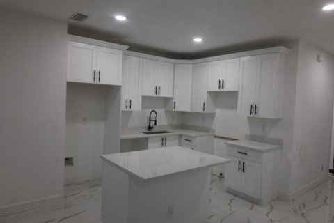 House in Lehigh Acres, Florida 4 bedrooms № 2380288 - photo 4