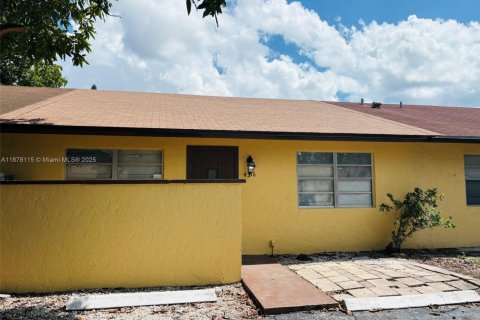 House in Deerfield Beach, Florida 2 bedrooms, 87.7 sq.m. № 1921789 - photo 1