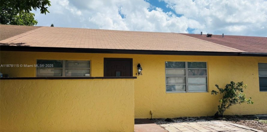 House in Deerfield Beach, Florida 2 bedrooms, 87.7 sq.m. № 1921789