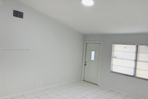 House in Deerfield Beach, Florida 2 bedrooms, 87.7 sq.m. № 1921789 - photo 2