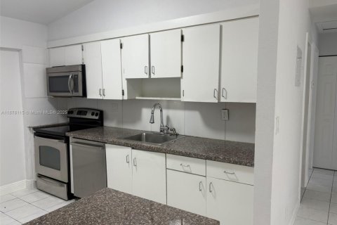 House in Deerfield Beach, Florida 2 bedrooms, 87.7 sq.m. № 1921789 - photo 6