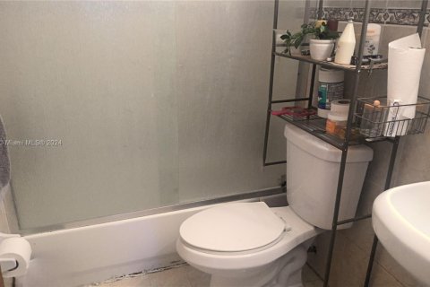 Villa ou maison à vendre à Miami, Floride: 4 chambres, 209.03 m2 № 1465978 - photo 16