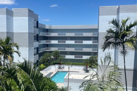 Condo in Miami, Florida, 2 bedrooms  № 1269671 - photo 1