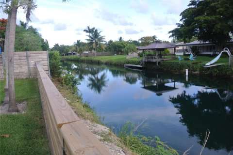 House in Cutler Bay, Florida 3 bedrooms, 147.44 sq.m. № 1806375 - photo 22