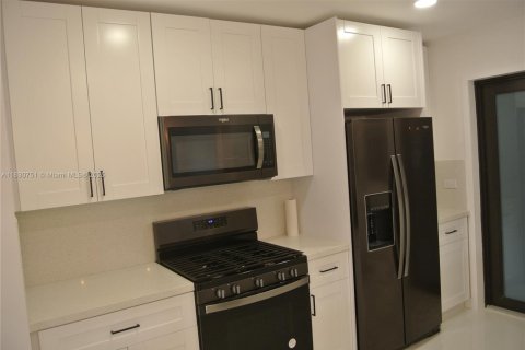 House in Cutler Bay, Florida 3 bedrooms, 147.44 sq.m. № 1806375 - photo 6