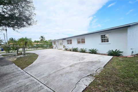 House in Miami, Florida 3 bedrooms, 196.95 sq.m. № 2043314 - photo 5