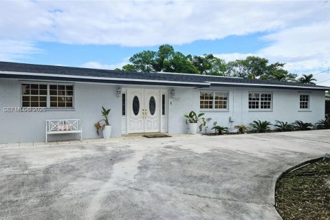 House in Miami, Florida 3 bedrooms, 196.95 sq.m. № 2043314