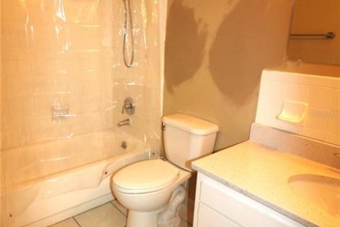 House in Orlando, Florida 5 bedrooms, 186.83 sq.m. № 1555551 - photo 9