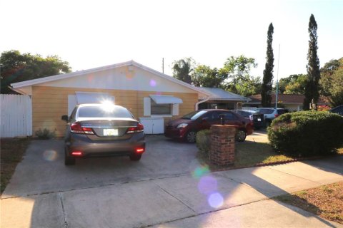 House in Orlando, Florida 5 bedrooms, 186.83 sq.m. № 1555551 - photo 2