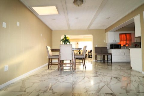 House in Orlando, Florida 5 bedrooms, 186.83 sq.m. № 1555551 - photo 12