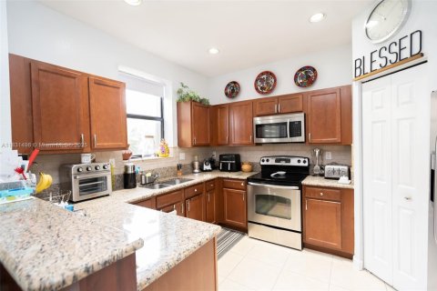 Townhouse in Homestead, Florida 4 bedrooms, 161.28 sq.m. № 2018398 - photo 11