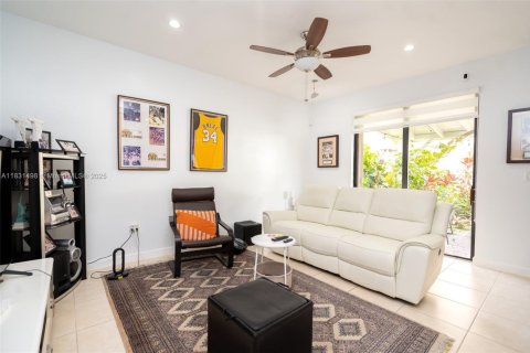 Townhouse in Homestead, Florida 4 bedrooms, 161.28 sq.m. № 2018398 - photo 2