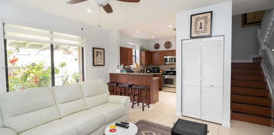 Townhouse in Homestead, Florida 4 bedrooms, 161.28 sq.m. № 2018398