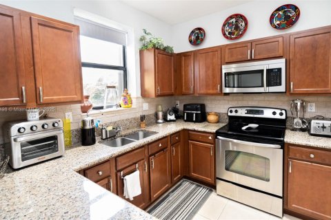 Townhouse in Homestead, Florida 4 bedrooms, 161.28 sq.m. № 2018398 - photo 6