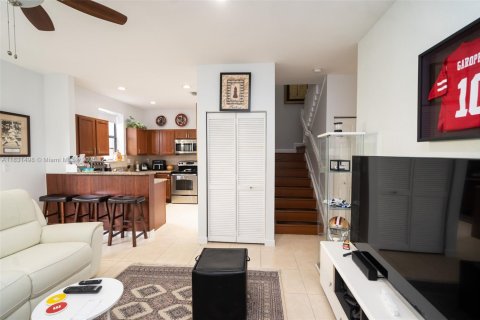 Townhouse in Homestead, Florida 4 bedrooms, 161.28 sq.m. № 2018398 - photo 4