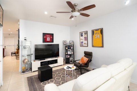 Townhouse in Homestead, Florida 4 bedrooms, 161.28 sq.m. № 2018398 - photo 10