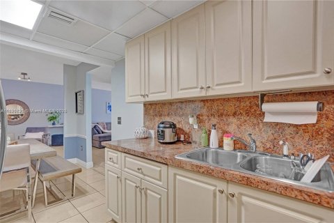 Apartment in Hialeah, Florida 2 bedrooms, 83.61 sq.m. № 1943890 - photo 2
