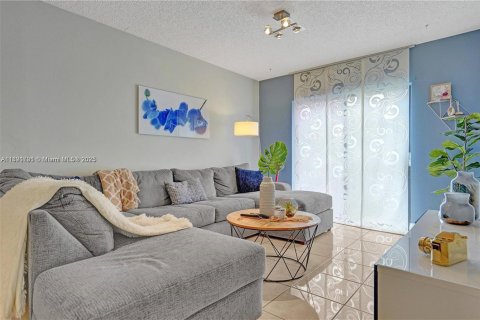 Apartment in Hialeah, Florida 2 bedrooms, 83.61 sq.m. № 1943890 - photo 1
