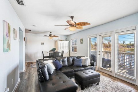 Condo in Saint Petersburg, Florida, 1 bedroom  № 2218306 - photo 3