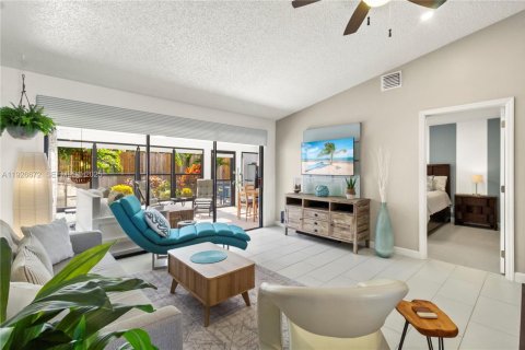 Villa ou maison à vendre à Deerfield Beach, Floride: 2 chambres, 111.85 m2 № 1985831 - photo 10