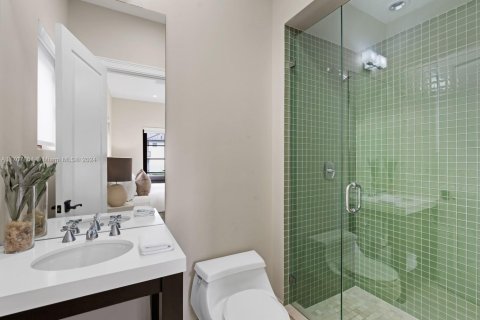 Casa en venta en Miami Beach, Florida, 8 dormitorios, 844.85 m2 № 1763374 - foto 22