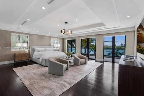 Casa en venta en Miami Beach, Florida, 8 dormitorios, 844.85 m2 № 1763374 - foto 15