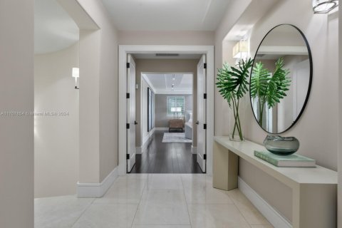 Casa en venta en Miami Beach, Florida, 8 dormitorios, 844.85 m2 № 1763374 - foto 24