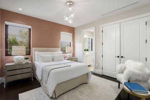 Casa en venta en Miami Beach, Florida, 8 dormitorios, 844.85 m2 № 1763374 - foto 27