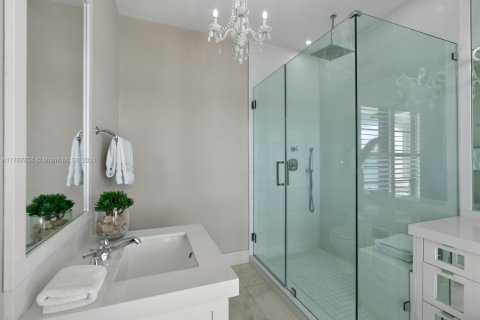Casa en venta en Miami Beach, Florida, 8 dormitorios, 844.85 m2 № 1763374 - foto 26