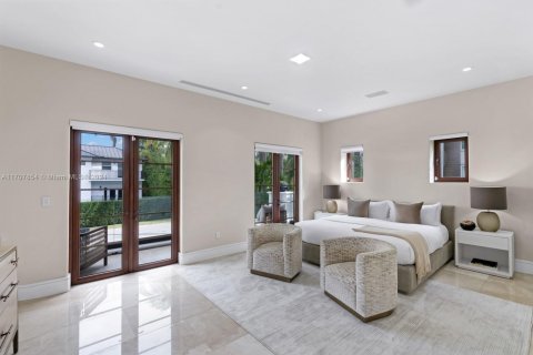 Casa en venta en Miami Beach, Florida, 8 dormitorios, 844.85 m2 № 1763374 - foto 21