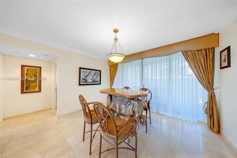 Condo in Sunny Isles Beach, Florida, 3 bedrooms  № 1987755 - photo 21