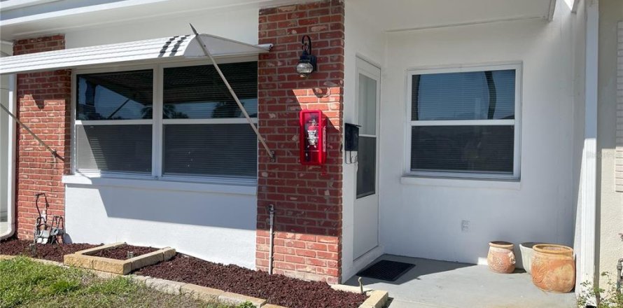 House in Largo, Florida 1 bedroom, 50.54 sq.m. № 1557097