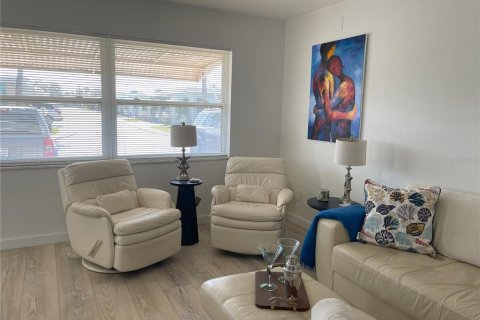 House in Largo, Florida 1 bedroom, 50.54 sq.m. № 1557097 - photo 3