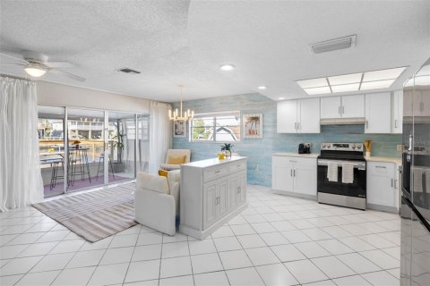 House in Hernando Beach, Florida 2 bedrooms, 109.07 sq.m. № 1552437 - photo 10