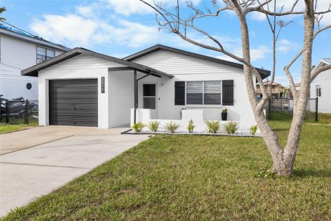 House in Hernando Beach, Florida 2 bedrooms, 109.07 sq.m. № 1552437 - photo 1