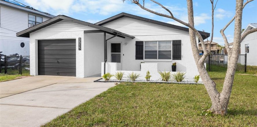 House in Hernando Beach, Florida 2 bedrooms, 109.07 sq.m. № 1552437