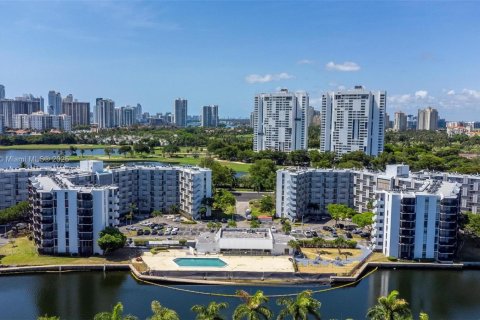Condominio en venta en Aventura, Florida, 3 dormitorios, 184.69 m2 № 1889423 - foto 2