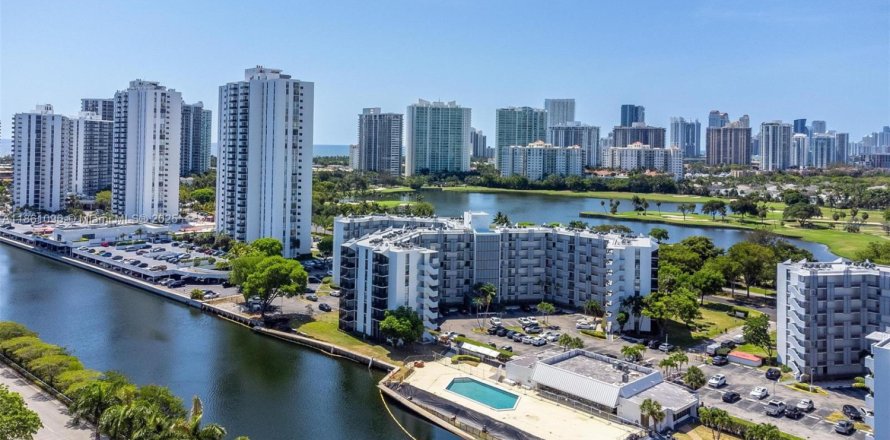 Condominio en Aventura, Florida, 3 dormitorios № 1889423