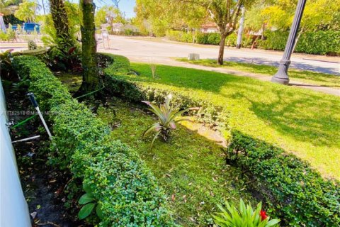 House in West Miami, Florida 4 bedrooms, 207.45 sq.m. № 1693023 - photo 9