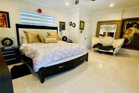 House in West Miami, Florida 4 bedrooms, 207.45 sq.m. № 1693023 - photo 16