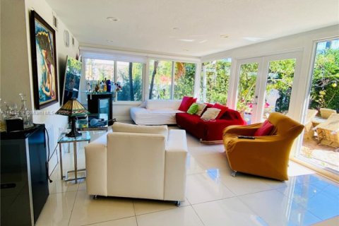House in West Miami, Florida 4 bedrooms, 207.45 sq.m. № 1693023 - photo 18