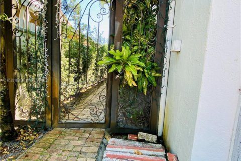 House in West Miami, Florida 4 bedrooms, 207.45 sq.m. № 1693023 - photo 3